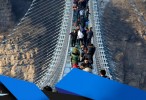 طولانی ترین پل معلق شیشه ای جهان در چین